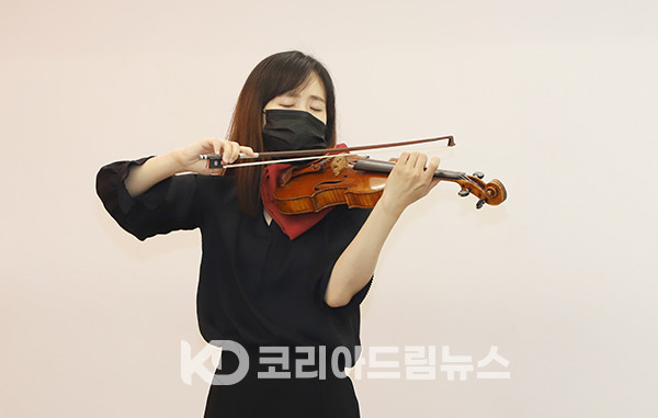▲바이올리니스트 김혜원 씨가 헝가리 민속 무곡인 차르다시(Czardas)를 연주로 축하를 전했다.