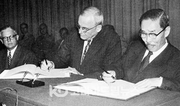 ▲1953년 10월 1일 워싱턴 D.C에서 한미양국은 상호방위조약을 체결했다(미국 국무장관 존 포스터 덜레스, 대한민국 외무부장관 변영태).  On October 1, 1953, the United States and the Republic of Korea signed a Mutual Defense Treaty. (출처 : https://kr.usembassy.gov)
