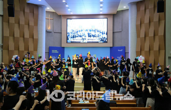 ▲‘셀러브레이션’ 시간에는 고깔모자를 다 함께 쓰고 기차놀이도 하며 무대 앞에 나와 춤을 추며 서로를 축하하고 격려하는 축제의 장을 열었다.