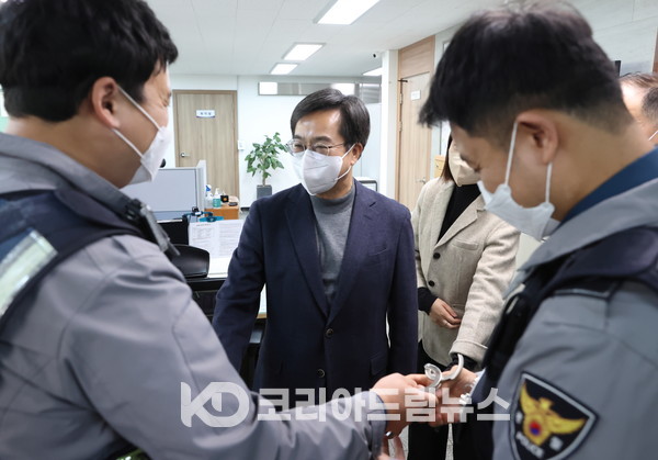 ▲김동연 지사가 수원서부경찰서 매산지구대를 방문해 경찰들을 격려했다. (사진 = 경기도)