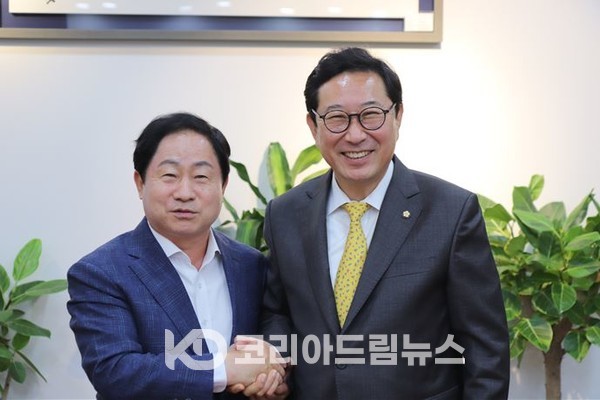 ▲더불어민주당 김한정 국회의원(오른쪽)은 11월 17일 남양주시청사에서 주광덕 시장(왼쪽)과 지역 현안을 논의했다.