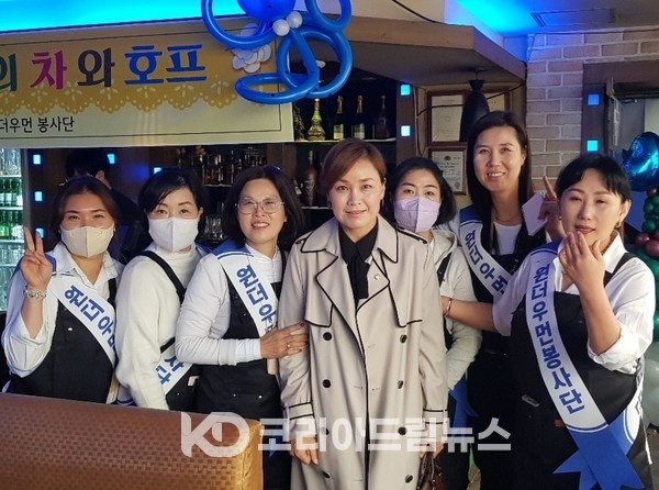 ▲경기 광명갑 지역위원회 여성봉사단 ‘원더우먼’(백금영 단장)은 11월 22일 복지 사각지대에 있는 소외계층들을 위한 기금마련 자선바자회 '사랑을 싣는 차와 호프'를 열었다. (사진 = 원더우먼 봉사단)