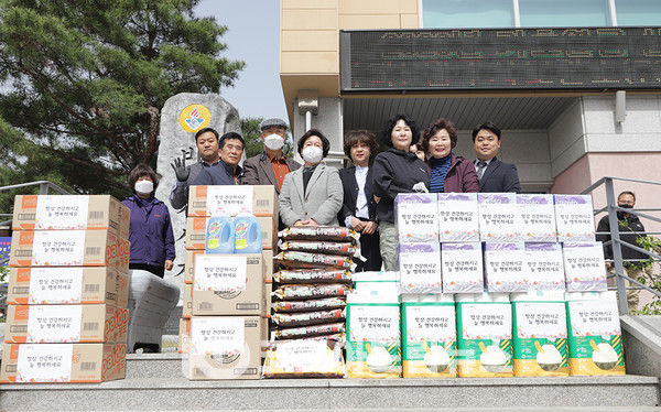 ▲원주 충정교회(담임 최규명 목사)가 부활절을 맞아 4월 13일 지역사회에 '사랑의 물품'을 전달했다.