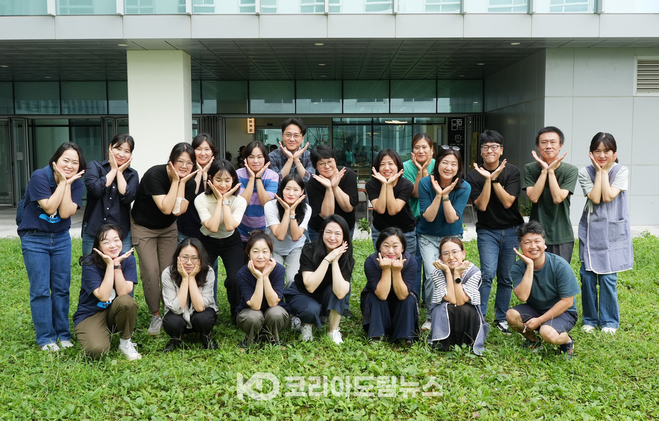 ▲'담다'에서 식사를 마치고 기념촬영하고 있는 공정여행 참가자들. (사진 = 코리아드림뉴스)